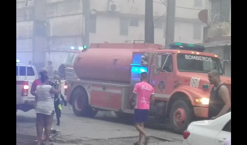 Dos carros bombas y un cisterna apoyaron la labor de extinción. 