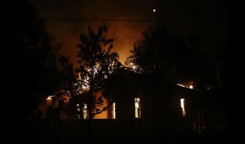 Una vivienda arde en llamas durante un incendio forestal en Mati. Foto: EFE