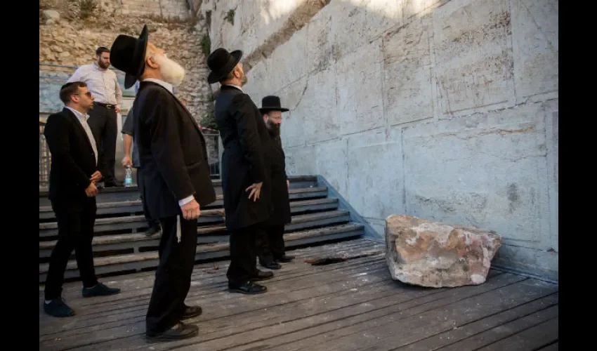 Rabinos inspeccionan una enorme piedra antigua de unos 100 kilos de peso que se desprendió del Muro de las Lamentaciones. Foto: EFE