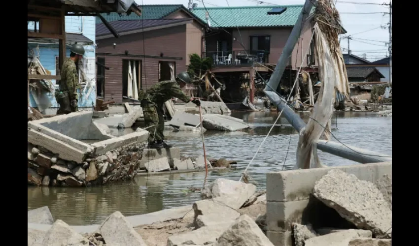 Efectivos de las Fuerzas de Autodefensa de Tierra niponas buscan desaparecidos en un barrio residencial arrasado por las fuertes lluvias en Kurashiki, prefectura de Okayama, oeste de Japón. EFE 