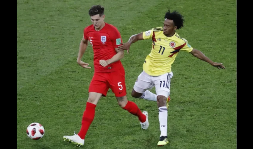 John Stone (de rojo) y Juan Cuadrado (de amarillo) durante el partido Inglaterra-Colombia. Foto: EFE