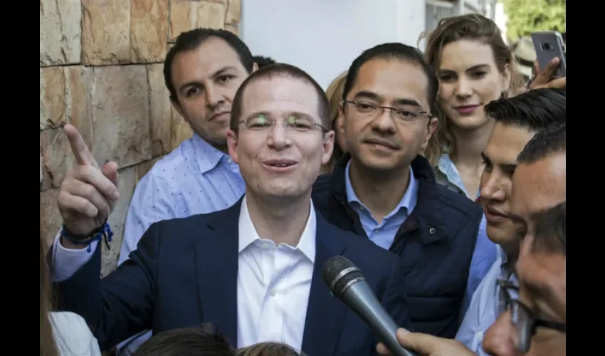 Ricardo Anaya, del PAN, habla con los periodistas. FOTO/AP 