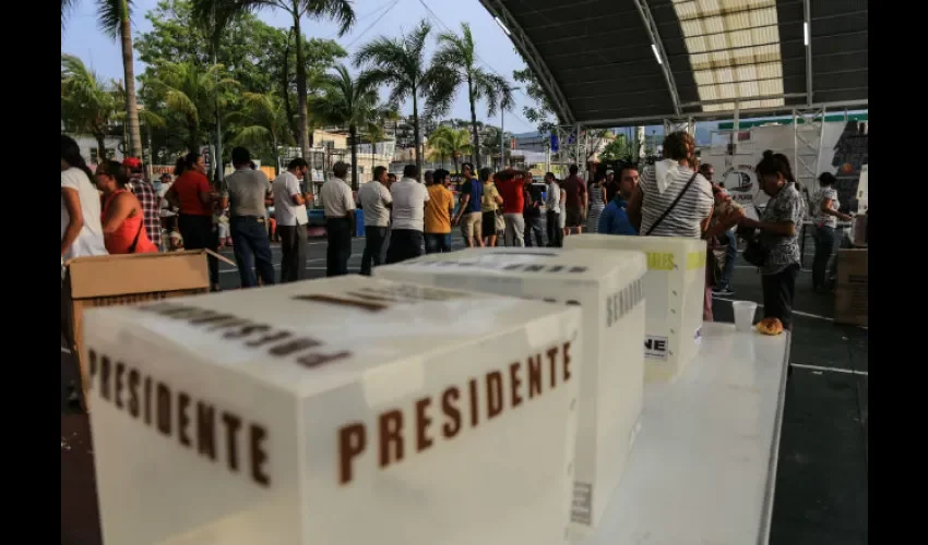 Largas filas para emitir el vota para escoger nuevos funcionarios en México. FOTO/EFE