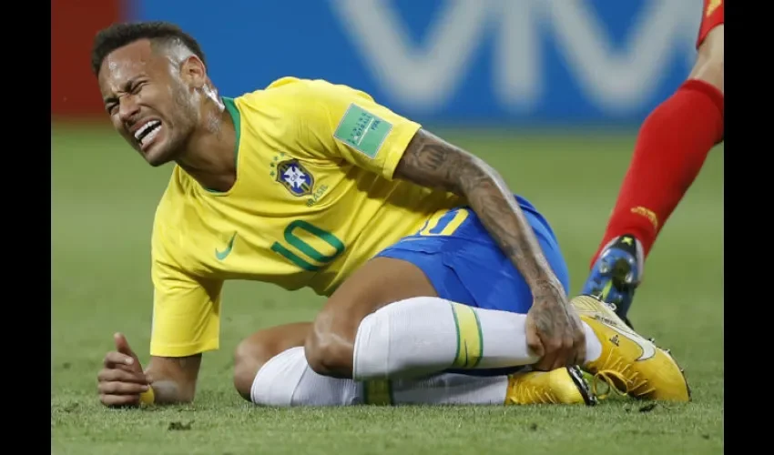 En redes sociales muchos cibernáutas se mofaron por las quejas "exageradas" de Neymar./AP