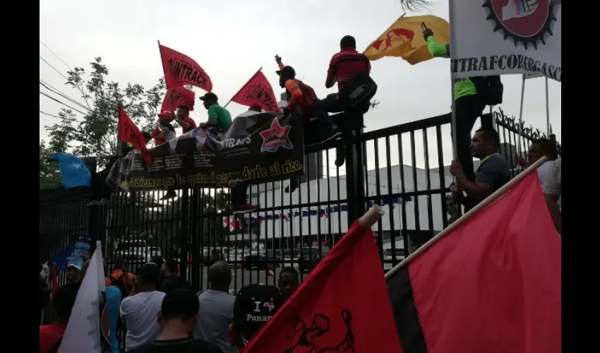 El pueblo no ha parado de protestar por el alza de la luz. Foto: Cortesía