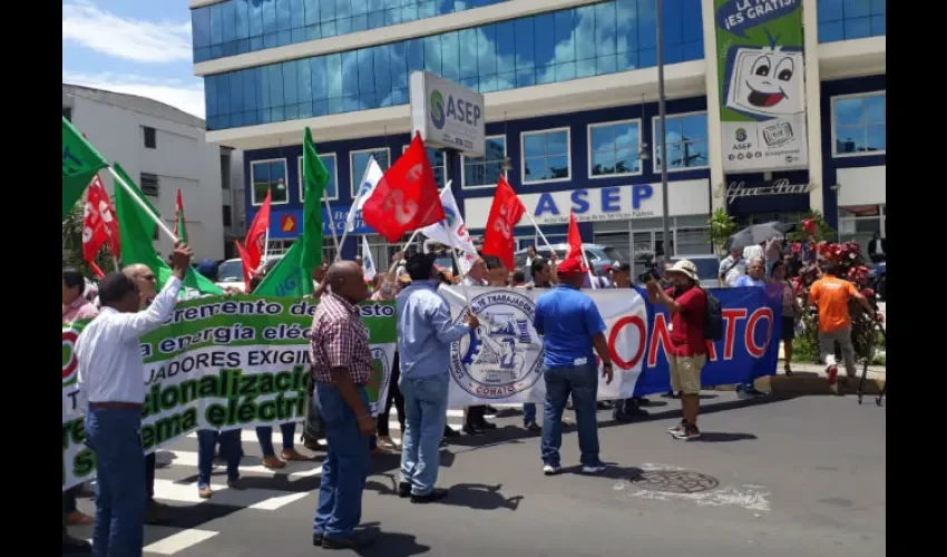 Trabajadores aglutinados a Conato, Cgtp, UGT protestan en vía España.