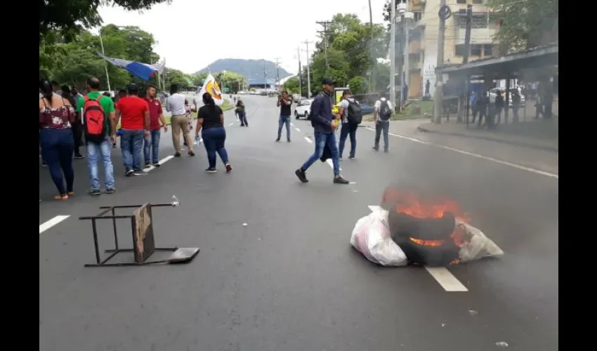 Estudiantes de la Universidad de Panamá protestan en vía Transístmica.