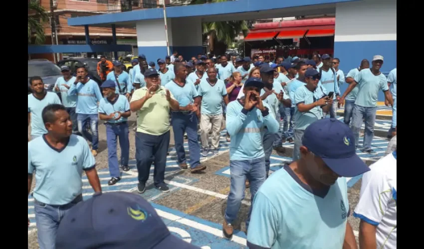 Protesta de trabajadores del Idaan. 