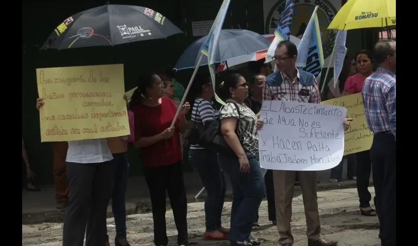 Expresaron sus quejas en los carteles. Foto: Roberto Barrios