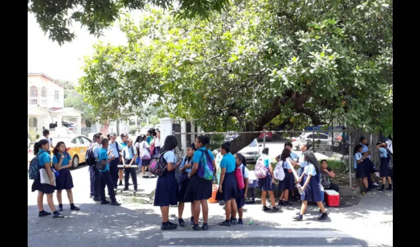 Protesta en el colegio Elena Chávez de Pinate.