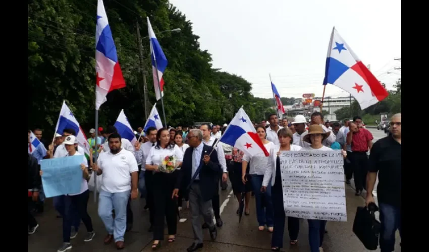 Comunidad educativa de la UTP protesta.