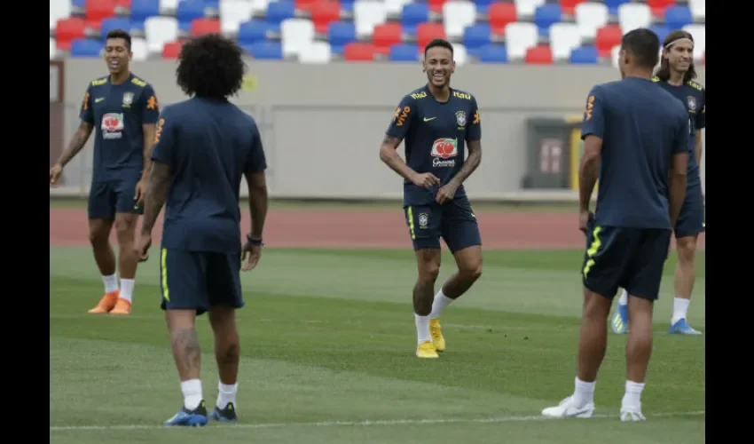 El jugador de Brasil Neymar Jr.  participa en un entrenamiento durante la Copa Mundial de la FIFA Rusia 2018, en Sochi (Rusia). EFE