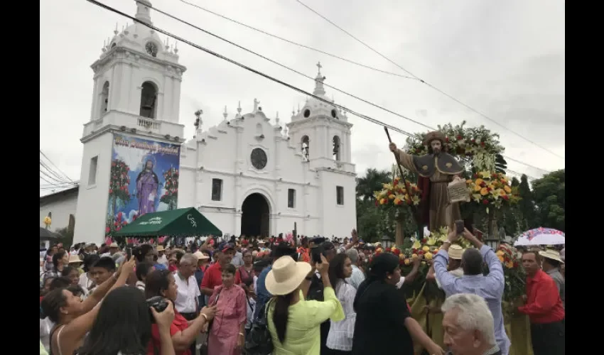 Cientos de fieles acudieron a la procesión. Foto: Víctor Rodríguez 