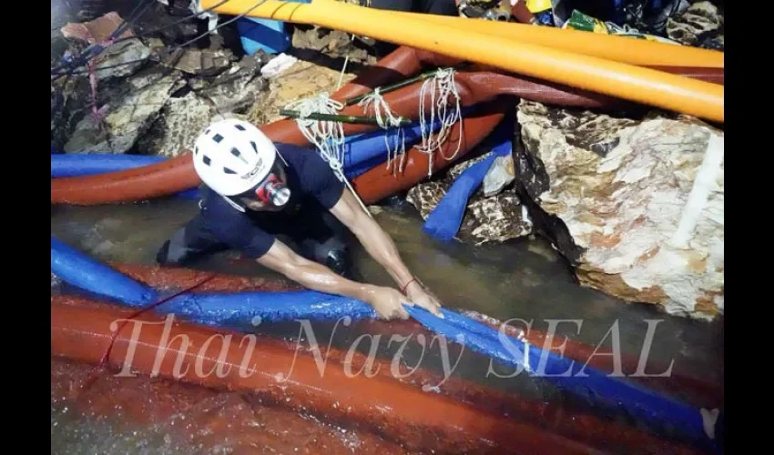 Fotografía cedida por la Marina de Tailandia, que muestra a buzos y otros miembros de rescate. 