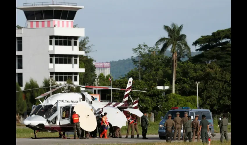 Soldados y policías tailandeses evacúan en helicóptero a uno de los niños rescatados. Foto: EFE