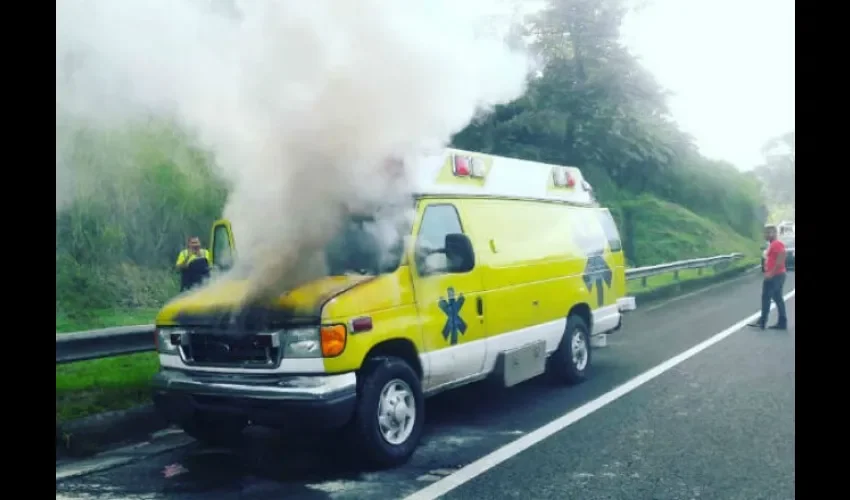 Ambulancia incendiada en Colón. 