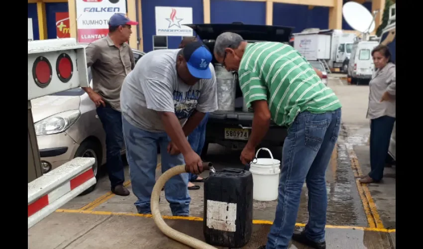Mientras técnicos trabajan en la reparación, se inició la repartición de agua potable a los afectados. 