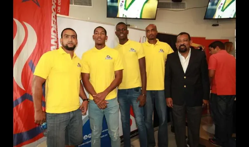 Jugadores de los Correcaminos de Colón en la presentación de la LPB. Anayansi Gamez