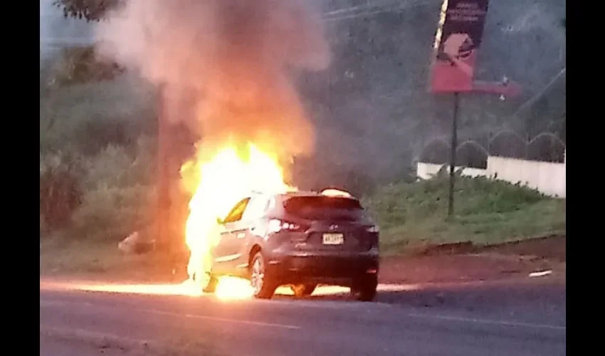 Automóvil se incendia en Panamá Oeste. 