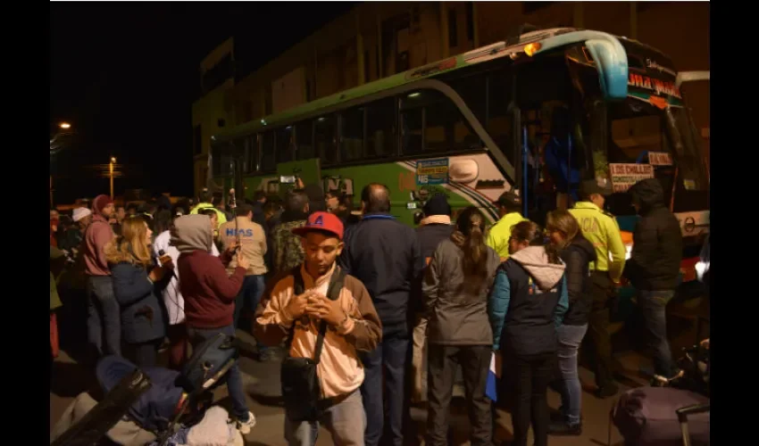 Cientos de venezolanos abordan el bus que lo traslade a la frontera con Perú. Foto: EFE