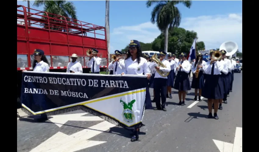 Escuelas participaron del desfile. Foto: T. Domínguez 