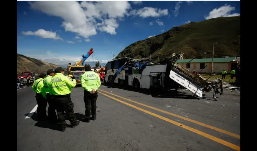 Autoridades y cuerpos de emergencia trabajan en el lugar del accidente. Foto: EFE