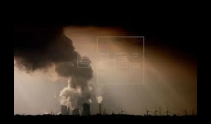 Vapor y humo salen de las chimeneas de una fábrica. Foto: EFE