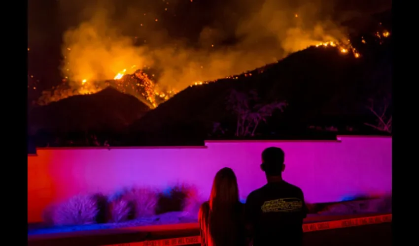 El incendio ha desplazado a unas 20 mil personas. 