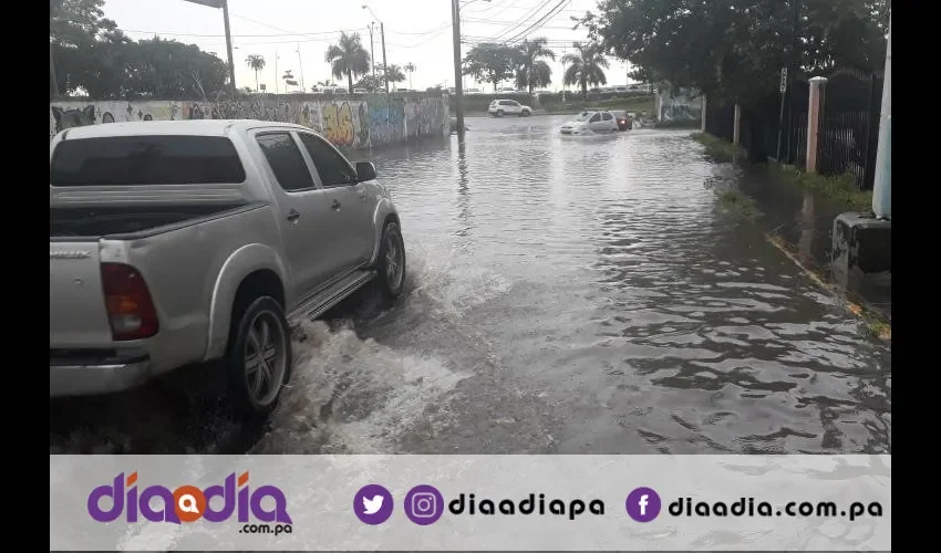 Las lluvias también colapsaron un puente en Chiriquí Grande, Bocas del Toro.  fotos: R. Barrios/ J.Simmons/Cortesía