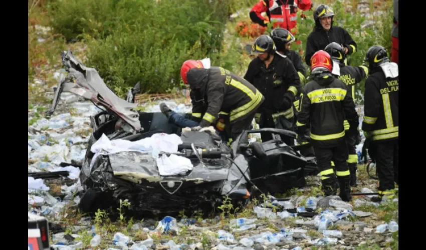 Rescatistas recuperan a una víctima. Foto: EFE