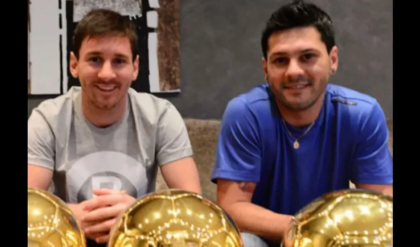 El jugador Lionel Messi y su hermano Matías.