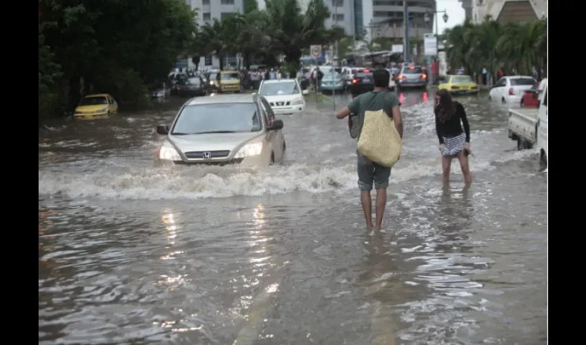 No intente cruzar en auto en lugares inundados. Foto: Roberto Barrios