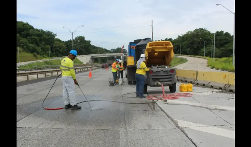 La obra es ejecutada por áreas específicas, para no afectar gravemente el tráfico vehicular. Foto: Cortesía