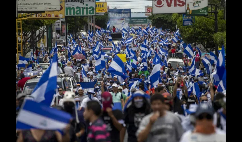 Miles de nicaragüenses marcharon hoy 15 de julio pidiendo la liberación de detenidos. Foto: EFE