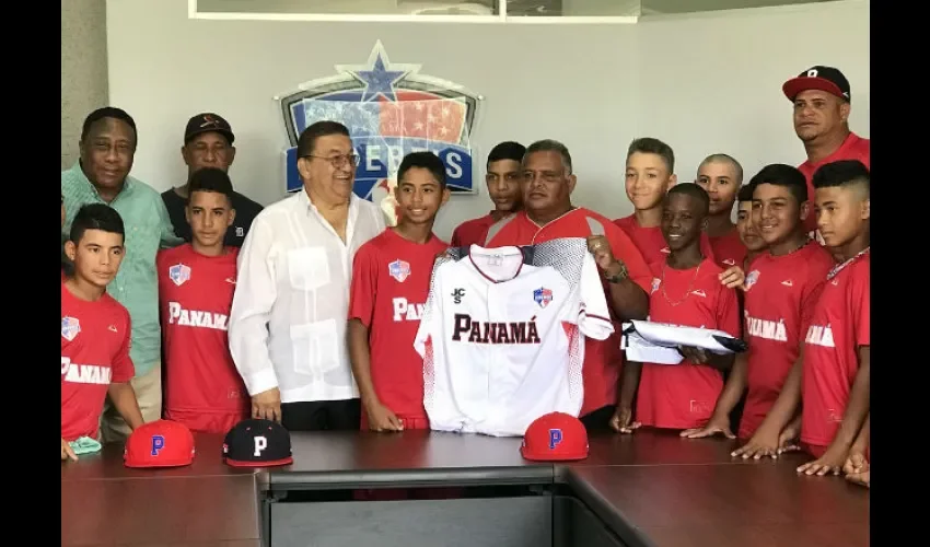 Jugadores de la selección sub-12 de Panamá en la entrega del uniforme y la bandera. Cortesía