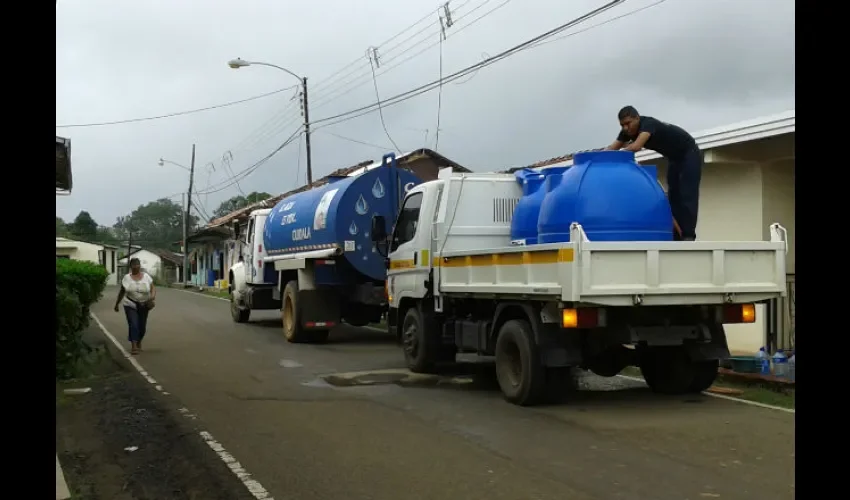 Se abastecen mediante carros que llevan agua. Foto: ThaysDomínguez