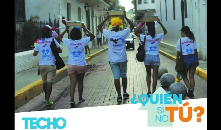 Los jóvenes voluntarios mantienen suéter identificados como colaboradores de Techo. Fotos: Roberto Barrios, Cortesía