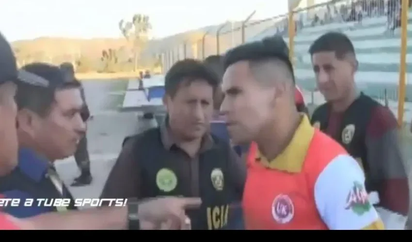 Momento en el que el futbolista peruano es detenido.  /Captura de vídeo