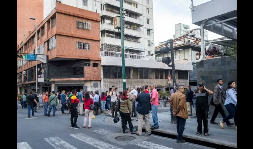 Un grupo de personas permanece en la calle luego de que se registrara un sismo. Foto: EFE