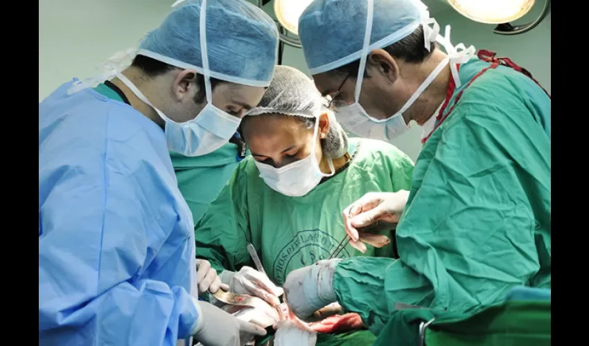 Cirugía en donde se estaba trasplantando un hígado. Foto: Cortesía