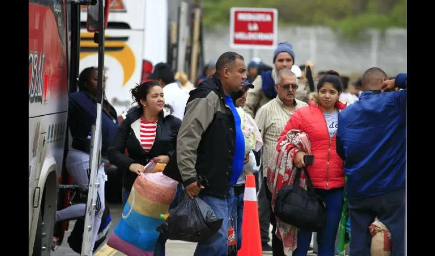 Venezolanos esperan para cruzar el paso fronterizo. Foto: EFE