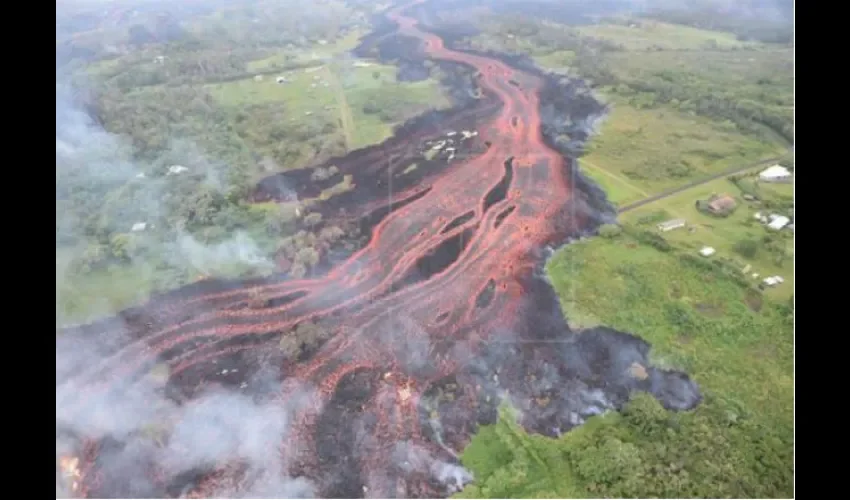 La erupción del volcán tiene una gran extensión. Foto: EFE