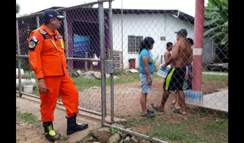 Fueron casa por casa entregando agua. Foto: Thays Domínguez