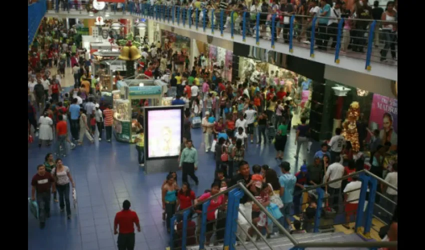 Panameños y extranjeros abarrotan los centros comerciales. Foto: Epasa