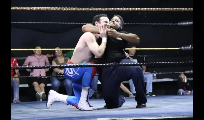 Allen Anderson le aplica un candado a la cabeza a Ion, en uno de sus primeros combates en la GWE. Humberto Cornejo O.