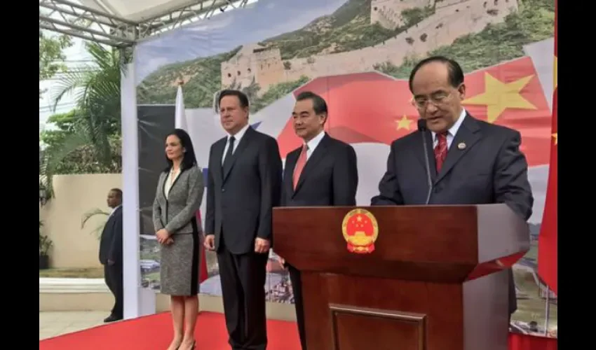 China y Panamá se estrechan la mano tras apertura de nueva embajada. Archivo