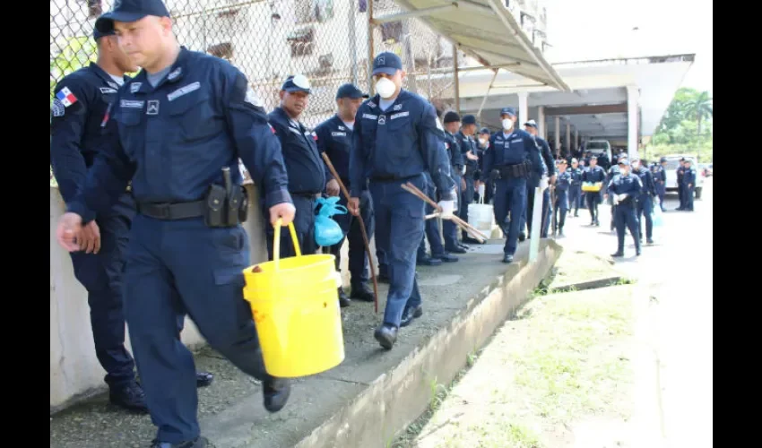 Policías durante la requisa. Foto: Diómedes Sánchez