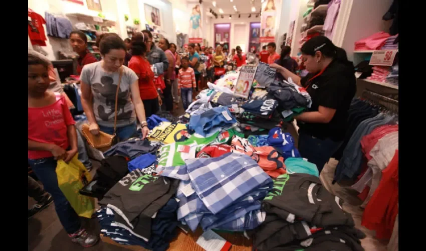 Panameños y extranjeros abarrotan los centros comerciales. Foto: Epasa
