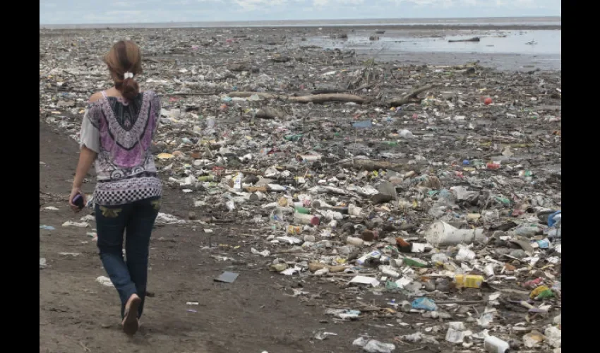 Foto ilustrativa de la playa llena de basura. Foto: Roberto Barrios. 