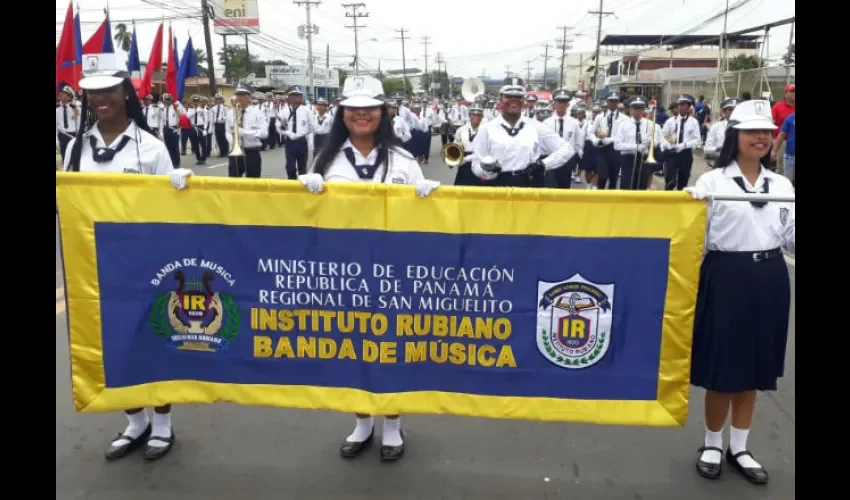 Estudiantes del Instituto Rubiano participaron del desfile en Juan Díaz. Foto: Jesús Simmons. 
